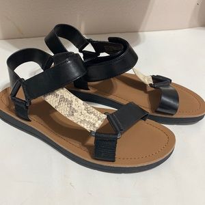 NWOB Evans extra wide sandals with snake print